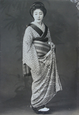 みな子姐さんが左褄をとっている。「芸は売っても身体は売らない」という意味の身体表現である。反対に花魁は右褄をとっていた。