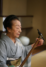 「鳴り物(楽器の演奏)が好き。」お姐さんはこう言っていた。なかでも一番好きだったのが三味線。彼女の三味線は一流だった。