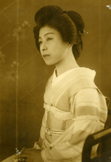 16歳の夏。半玉最後の年。年末に、一本(芸者)になった。 ※半玉:芸者の見習い。お酌さんともいう。玉代(代金)が芸者の半分だったため。これは関東での呼び方で、京都では舞妓という。